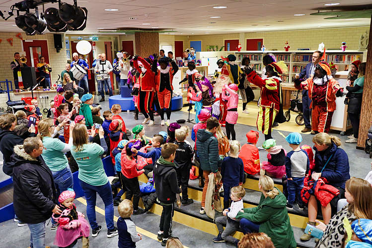 Aankomst van de Sint en zijn Zwarte Pieten in Waarder_072